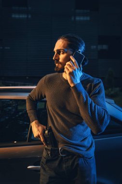 Smartphone kullanarak silahlı tehlikeli suç adam 