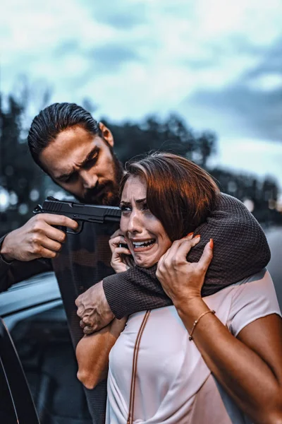 Dangereux Homme Volant Femme Avec Arme Dans Voiture — Photo