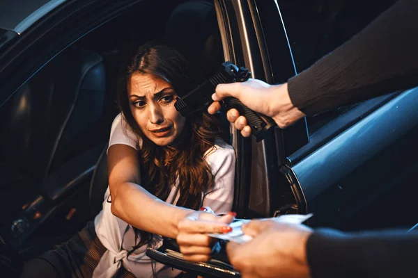Ληστεία Σοκαρισμένος Γυναίκα Ληστή Όπλο Στο Αυτοκίνητο — Φωτογραφία Αρχείου