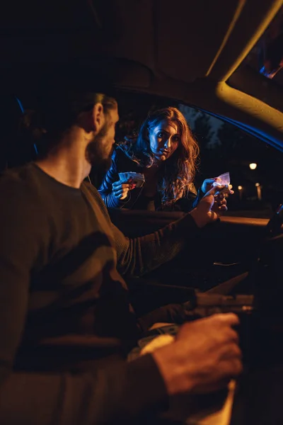 Jovem Mulher Comprando Pequeno Saco Drogas Traficante — Fotografia de Stock