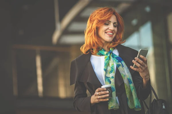 Porträtt Leende Affärskvinna Fika Surfa Smartphone Kontorsområdet — Stockfoto