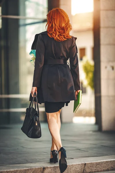 Rückansicht Einer Geschäftsfrau Die Bürogebäude Unterwegs Ist — Stockfoto