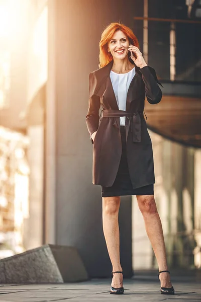 Lächelnde Erfolgreiche Geschäftsfrau Büroviertel Smartphone Gespräch — Stockfoto
