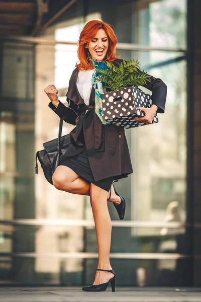 Glückliche Geschäftsfrau Feiert Erfolg Büroviertel Mit Kiste Voller Persönlicher Gegenstände — Stockfoto