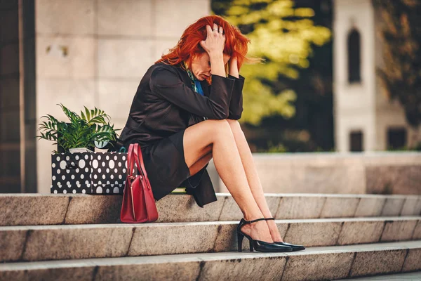 Mujer Negocios Preocupada Llorando Frente Oficina Después Ser Despedida — Foto de Stock