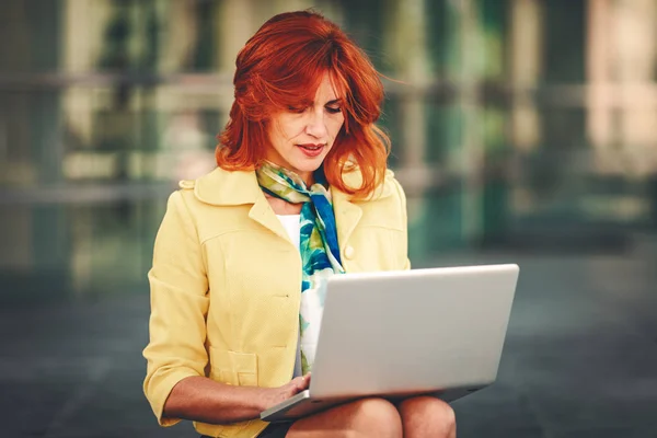 Lächelnde Geschäftsfrau Sitzt Büroviertel Auf Der Treppe Und Arbeitet Laptop — Stockfoto