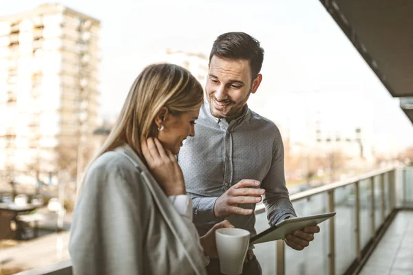 Spolupracovníky Přestávka Kávu Používání Digitálních Tabletu — Stock fotografie