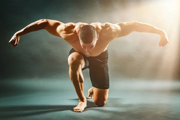 膝の上男性立っている筋肉と筋肉を表示 — ストック写真