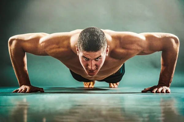 Joven Hombre Musculoso Fuerte Sin Camisa Haciendo Flexiones —  Fotos de Stock