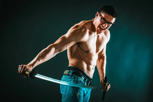 Perfekt Muskulös Man Utför Övningen Med Katana Svärd — Stockfoto