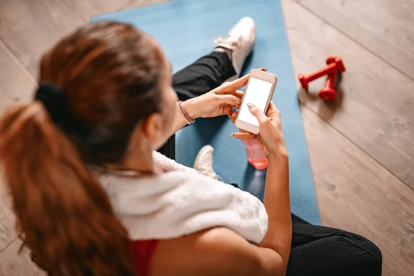 Frau Nutzt Smartphone Bewegungspause Heimischen Wohnzimmer — Stockfoto