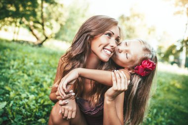 Anne ve kızı eğleniyor Parkı'nda bahar günü