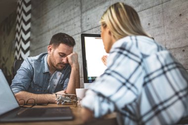 Genç başarılı işkadını ve çalışma office iş adamı