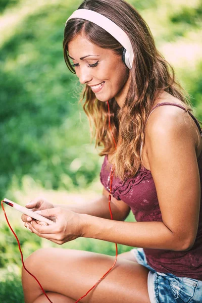 Sluiten Portret Van Een Jonge Vrouw Met Hoofdtelefoon Luisteren Naar — Stockfoto
