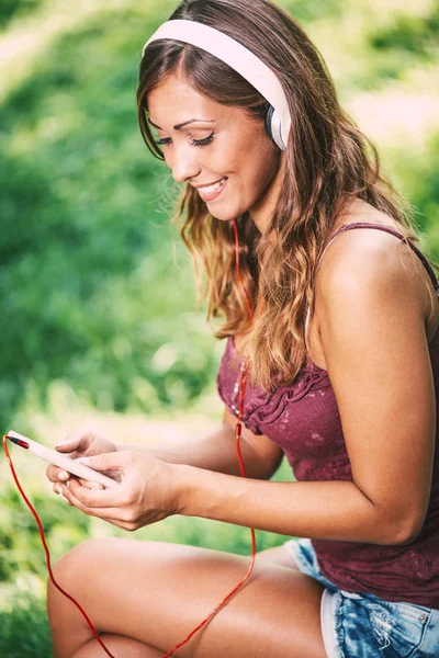 Porträt Einer Jungen Frau Mit Kopfhörern Die Park Musik Auf — Stockfoto