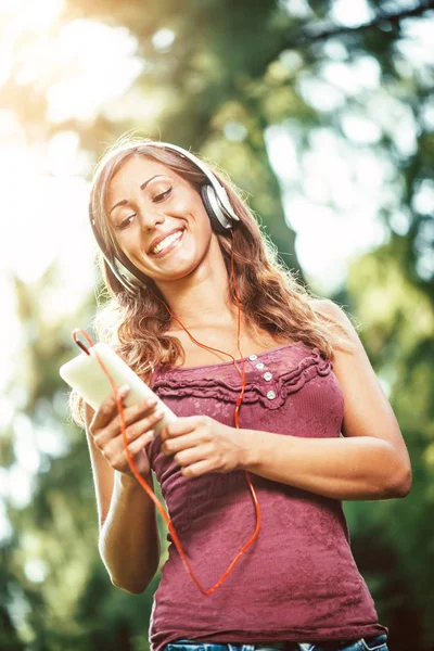 Portrait Rapproché Jeune Femme Avec Écouteurs Écoutant Musique Sur Smartphone — Photo