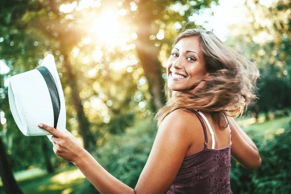 Portrait Jeune Femme Joyeuse Marchant Dans Parc Verdoyant — Photo