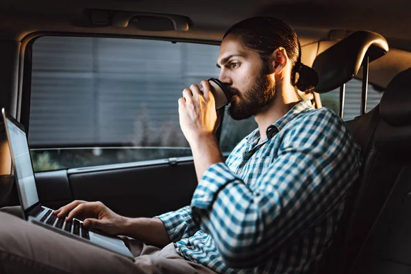 Joven Empresario Confiado Que Trabaja Ordenador Portátil Coche — Foto de Stock