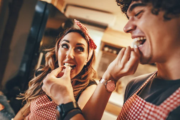 Jovem Casal Feliz Preparando Refeição Saudável Cozinha — Fotografia de Stock