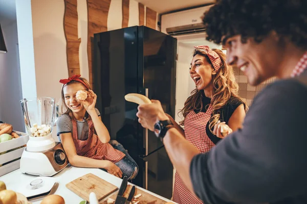 Parents Heureux Avec Leur Fille Préparant Repas Sain Dans Cuisine — Photo