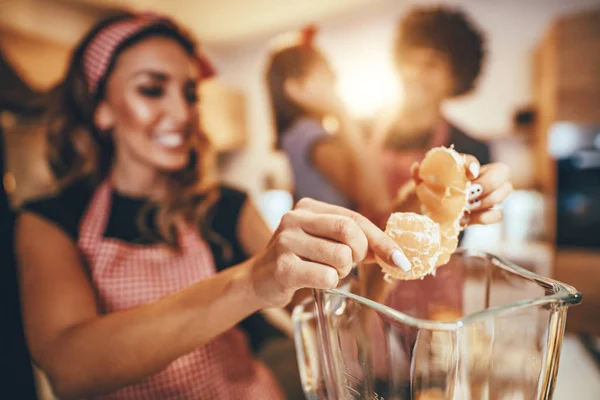 Glad Ung Kvinna Förbereder Hälsosam Måltid Köket — Stockfoto