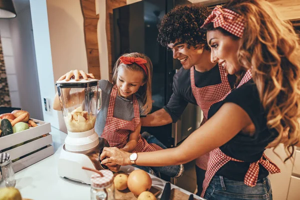 Pais Felizes Com Filha Preparando Refeição Saudável Cozinha — Fotografia de Stock