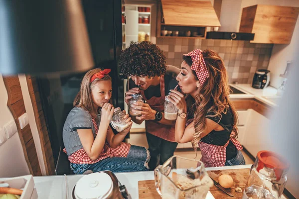 Padres Felices Con Hija Preparando Comida Saludable Cocina — Foto de Stock