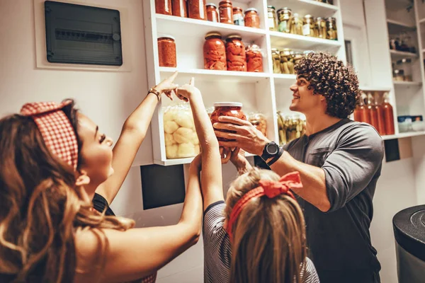 Familia Feliz Tomando Frascos Con Verduras Escabeche Despensa Estante — Foto de Stock