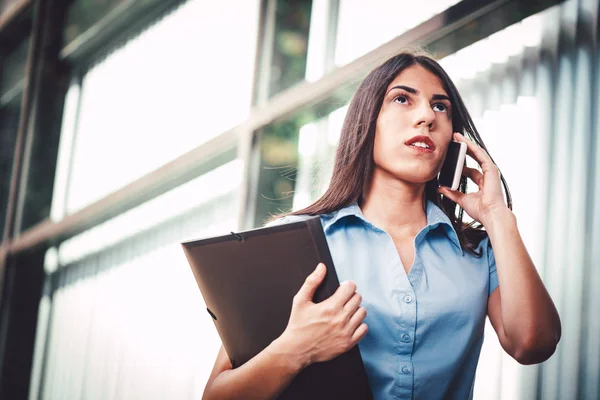 Ritratto Una Giovane Donna Affari Che Scrive Smartphone Porta Documenti — Foto Stock