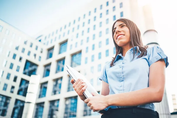 Retrato Una Joven Empresaria Que Lleva Documentos — Foto de Stock