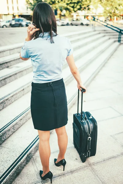 Jeune Femme Affaires Debout Plein Air Avec Valise — Photo