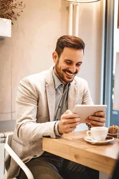 Mladá Usmívající Muž Pomocí Digitálních Tabletu Pití Kávy Kavárně — Stock fotografie