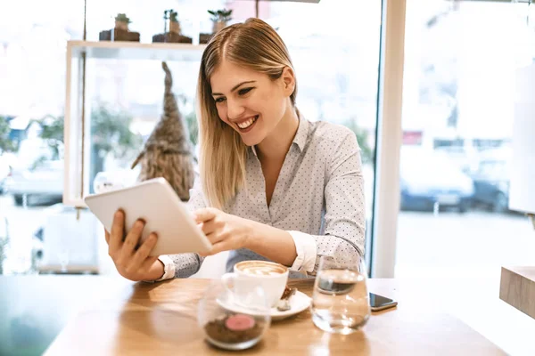 Junge Lächelnde Geschäftsfrau Kaffeepause Café Mit Tablet Computer — Stockfoto