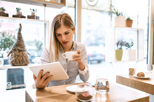 Junge Lächelnde Geschäftsfrau Kaffeepause Café Mit Tablet Computer — Stockfoto