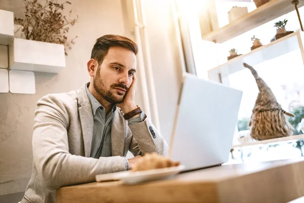 Joven Empresario Pensativo Descanso Cafetería Trabajando Ordenador Portátil — Foto de Stock