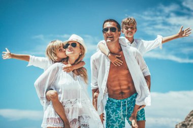 küçük çocuklar kumsalda having oyunculuk ile genç Aile