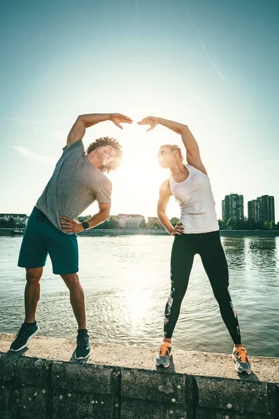 Unga Lyckliga Paret Gör Stretching Utöva Genom Floden Vid Soluppgången — Stockfoto