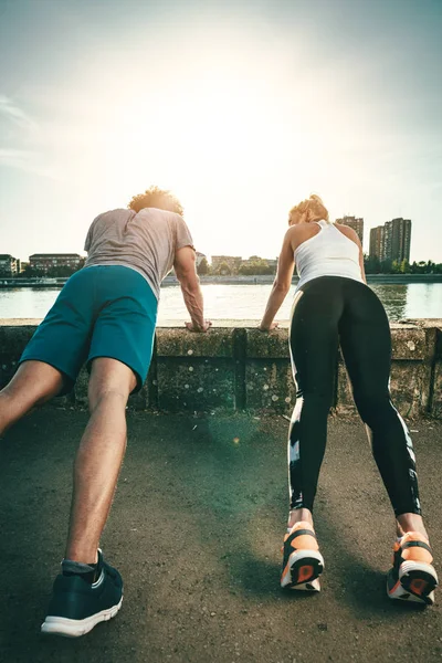 Joven Pareja Sonriente Haciendo Flexiones Entrenamiento Mañana Por Río — Foto de Stock