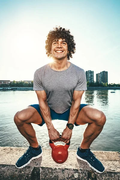 Joven Culturista Haciendo Ejercicio Con Kettlebell Pared Por Río —  Fotos de Stock