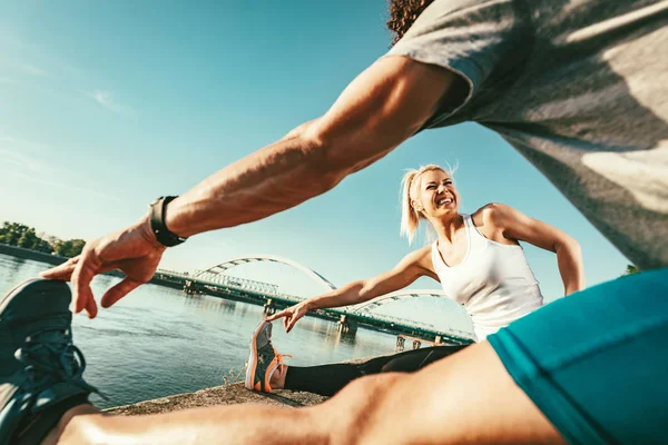 Unga Lyckliga Paret Gör Stretching Utöva Genom Floden Vid Soluppgången — Stockfoto