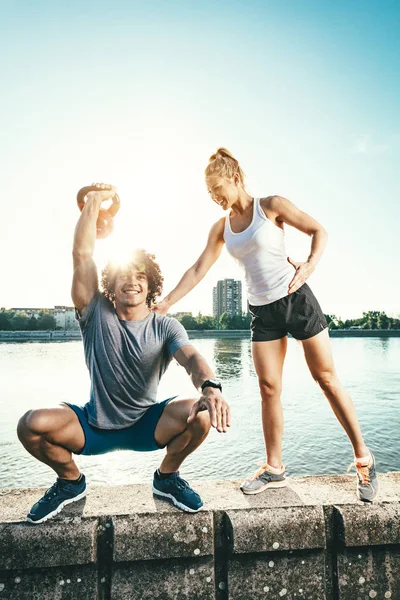 Joven Culturista Haciendo Ejercicio Con Kettlebell Pared Por Río —  Fotos de Stock