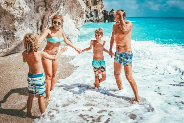 Familia Joven Con Niños Pequeños Divirtiéndose Playa Arena —  Fotos de Stock