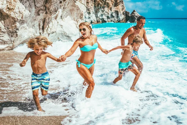 Familia Joven Con Niños Pequeños Divirtiéndose Playa Arena —  Fotos de Stock