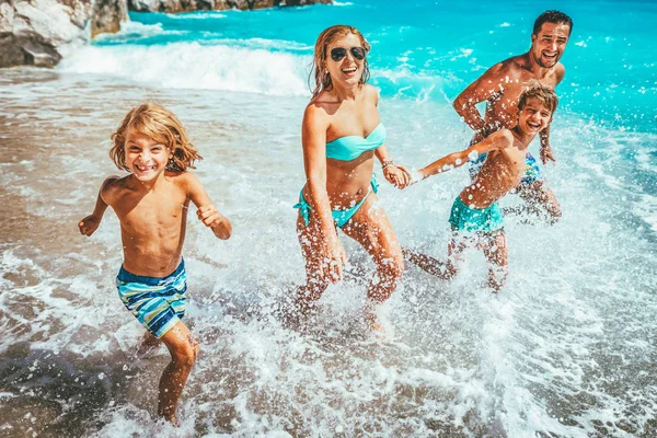 Junge Familie Mit Kleinen Kindern Hat Spaß Sandstrand — Stockfoto