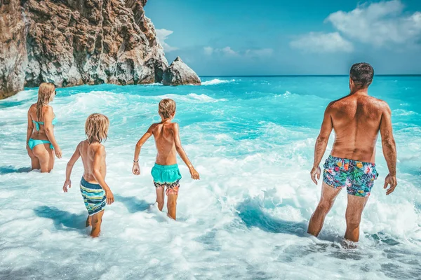 Junge Familie Mit Kleinen Kindern Hat Spaß Sandstrand — Stockfoto