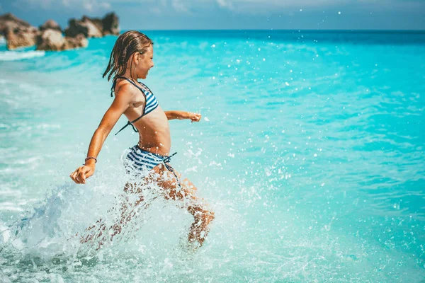 Rückansicht Eines Kleinen Mädchens Das Sich Meereswellen Vergnügt Und Wassertropfen — Stockfoto