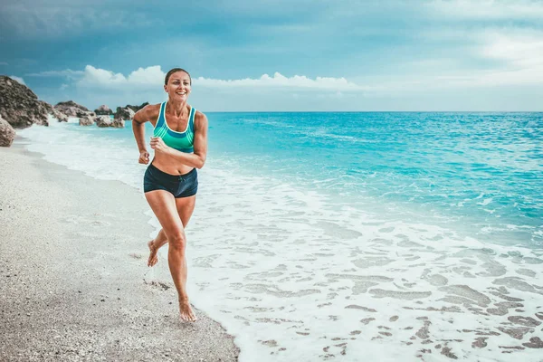 Mujer Joven Corriendo Orillas Del Mar Atardecer — Foto de Stock