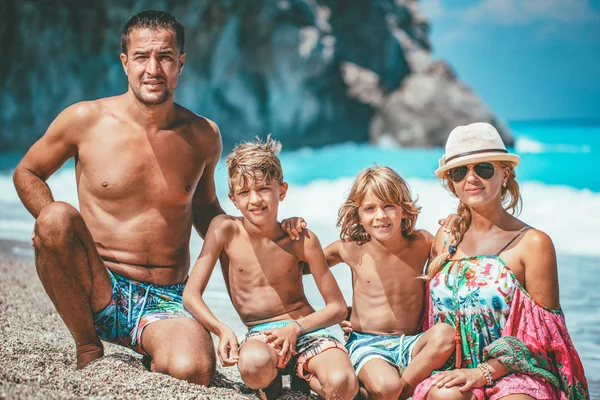 Junge Familie Mit Kleinen Kindern Hat Spaß Sandstrand — Stockfoto