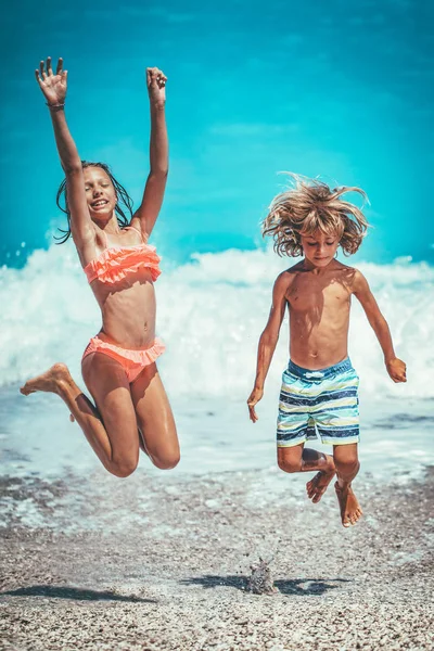 Fratello Sorella Che Giocano Divertono Sulla Spiaggia Vacanza Estiva — Foto Stock