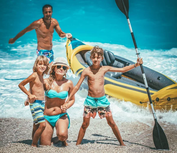 Young Family Preparing Rubber Kayak Sailing Beach — Stock Photo, Image